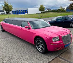 Chrysler 300C Roze Shockwave limousine